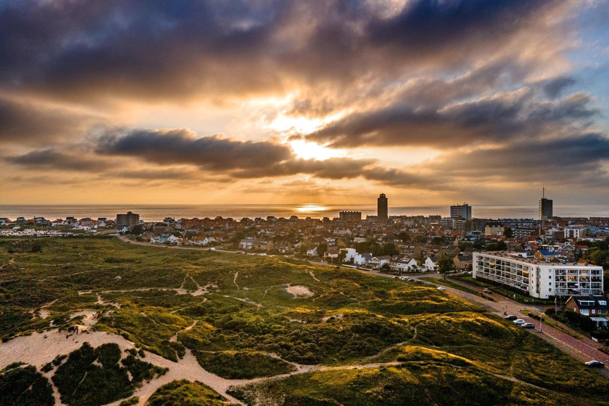 Studio Tara At The Beach With Private Parking Zandvoort Bagian luar foto