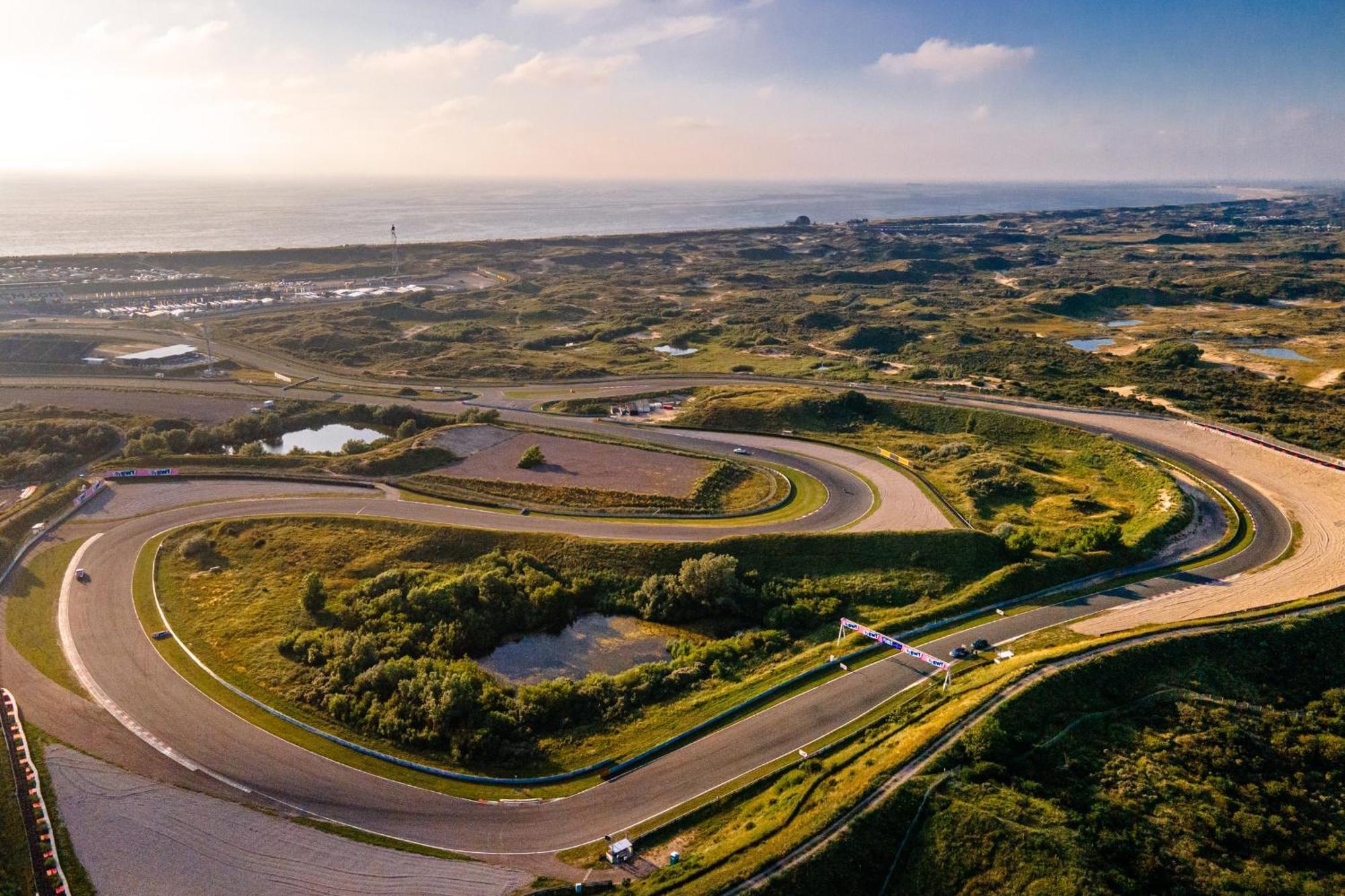 Studio Tara At The Beach With Private Parking Zandvoort Bagian luar foto